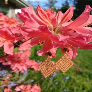 Arete rombo Wayu en color dorado con palo de rosa