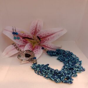 Collar tejido en ondas de mostacilla