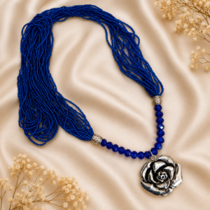 Collar en mostacilla azul rey con dije de flor